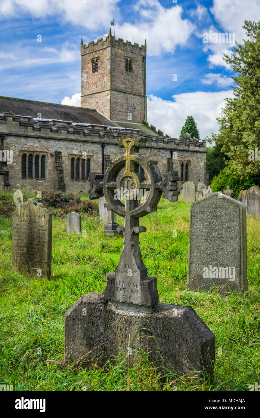 Gli oggetti contrassegnati per la rimozione definitiva nel cimitero presso la chiesa di Saint Mary; Kirkby Lonsdale, Cumbria, Inghilterra Foto Stock
