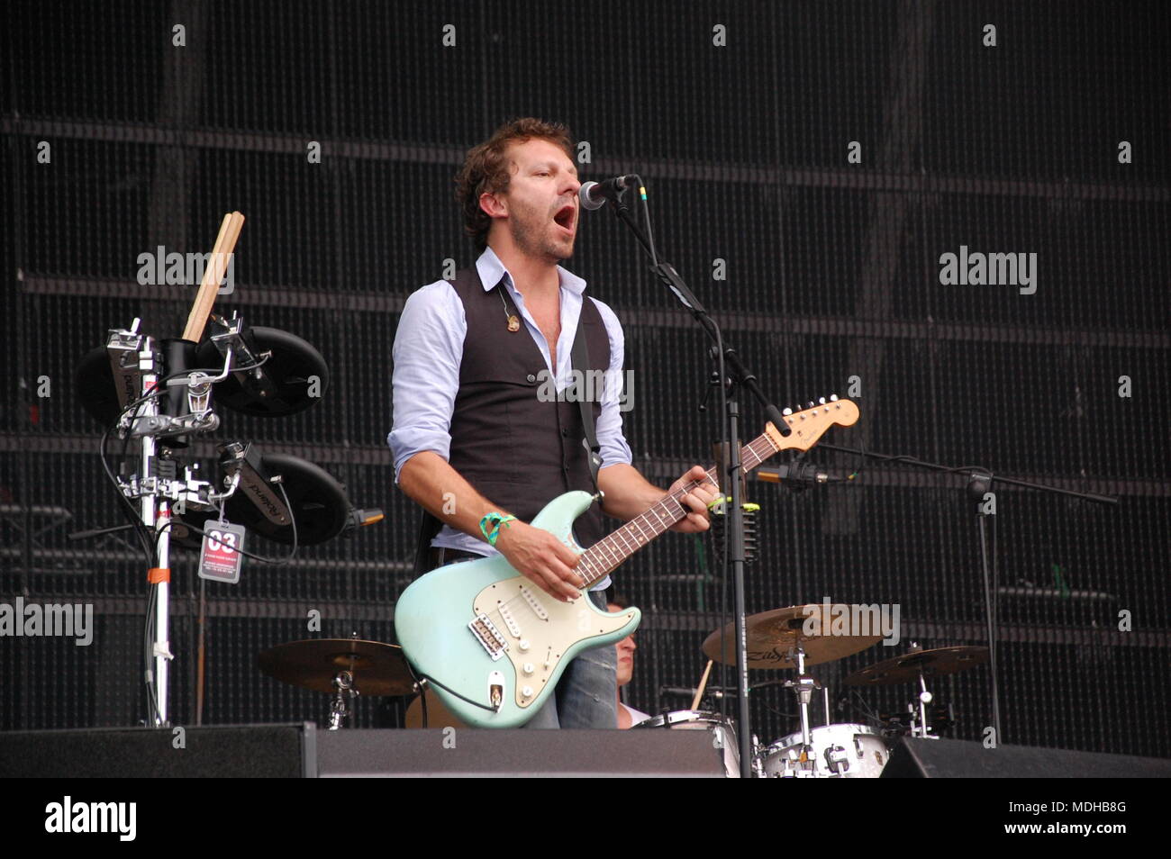 Tom Barman di cantare e suonare la chitarra dal vivo con il deus band al Festival Pohoda, Trencin, Slovacchia - 8 Luglio 2011 Foto Stock