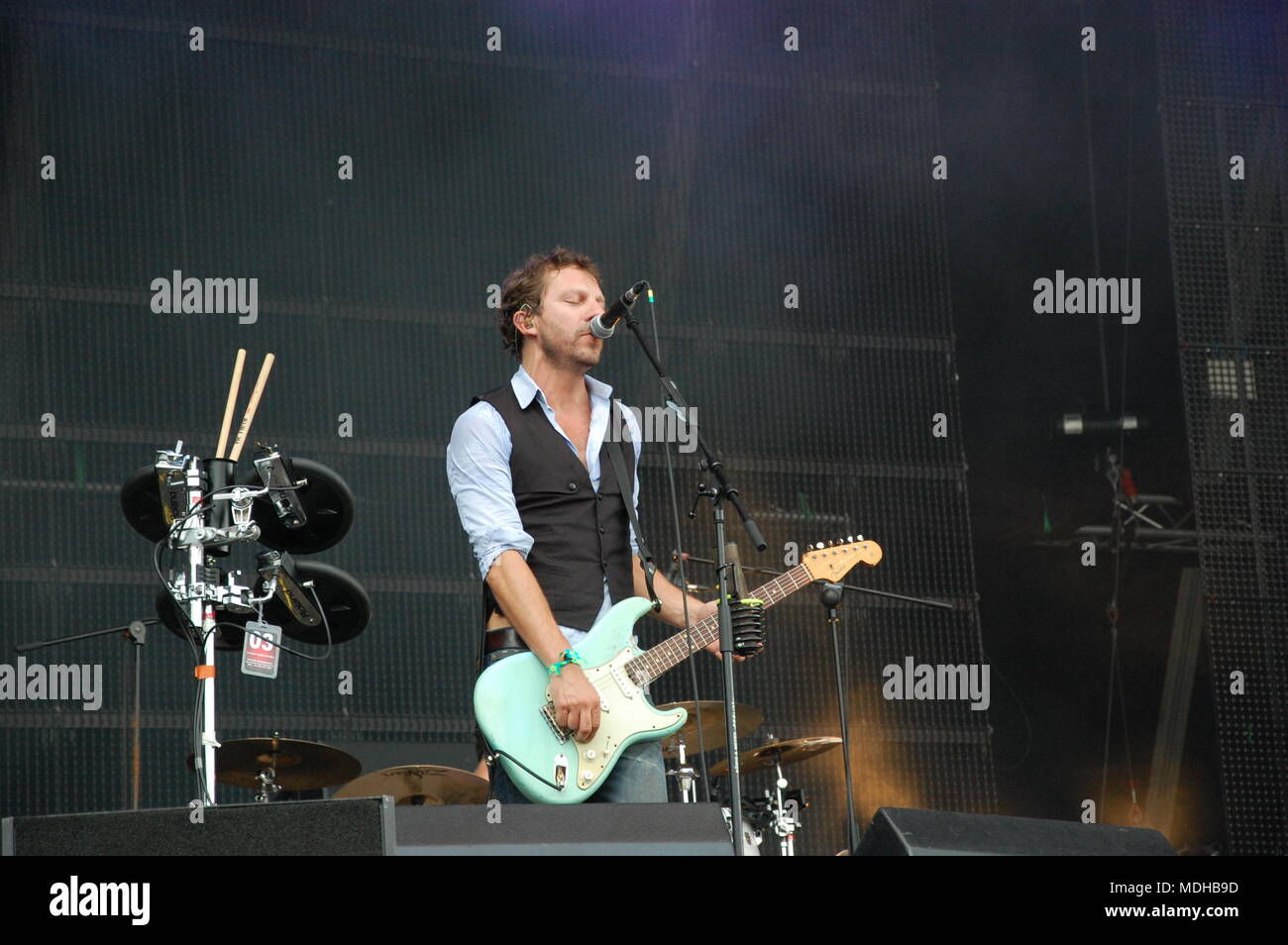 Tom Barman di cantare e suonare la chitarra dal vivo con il deus band al Festival Pohoda, Trencin, Slovacchia - 8 Luglio 2011 Foto Stock