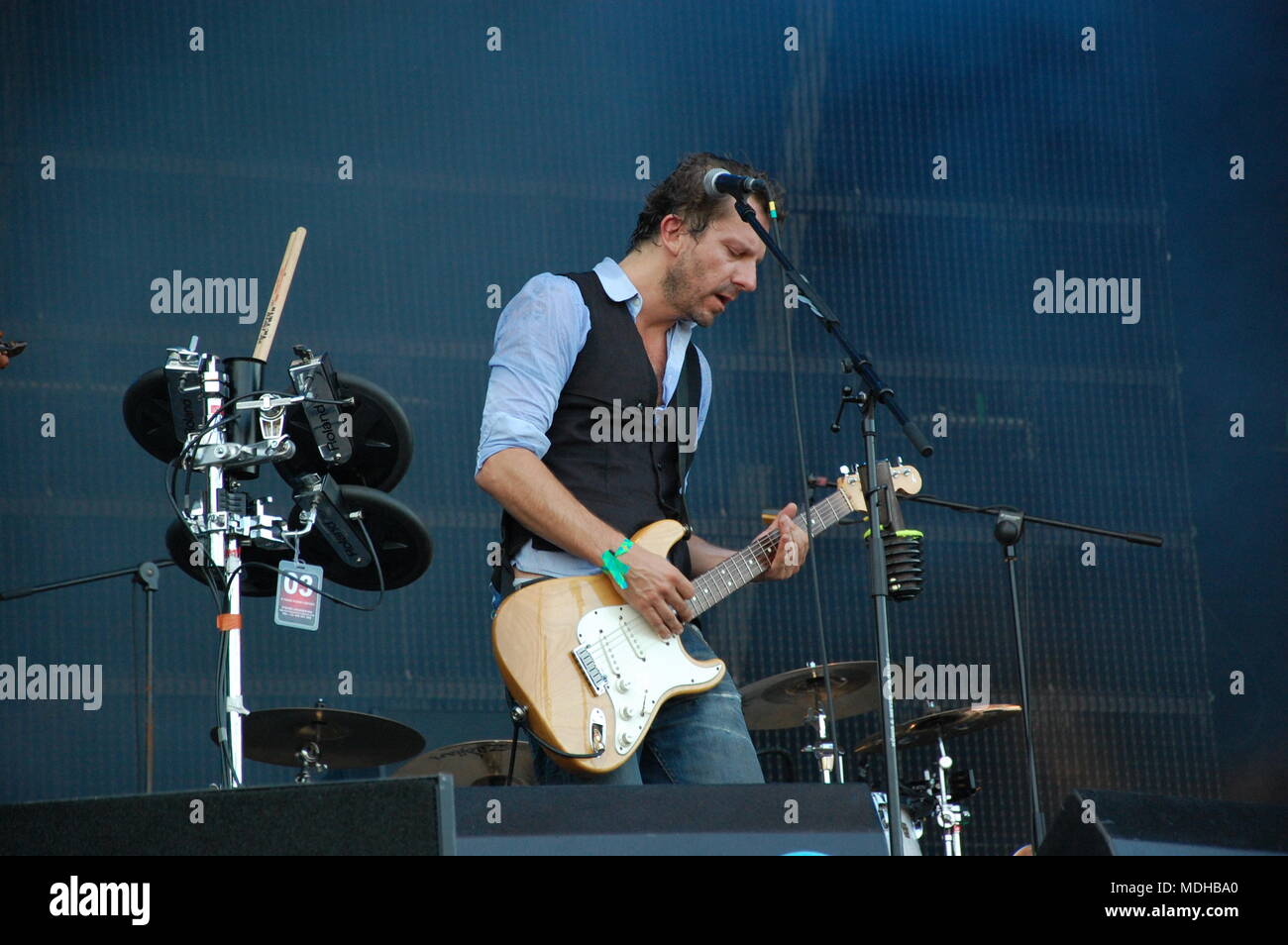 Tom Barman di cantare e suonare la chitarra dal vivo con il deus band al Festival Pohoda, Trencin, Slovacchia - 8 Luglio 2011 Foto Stock