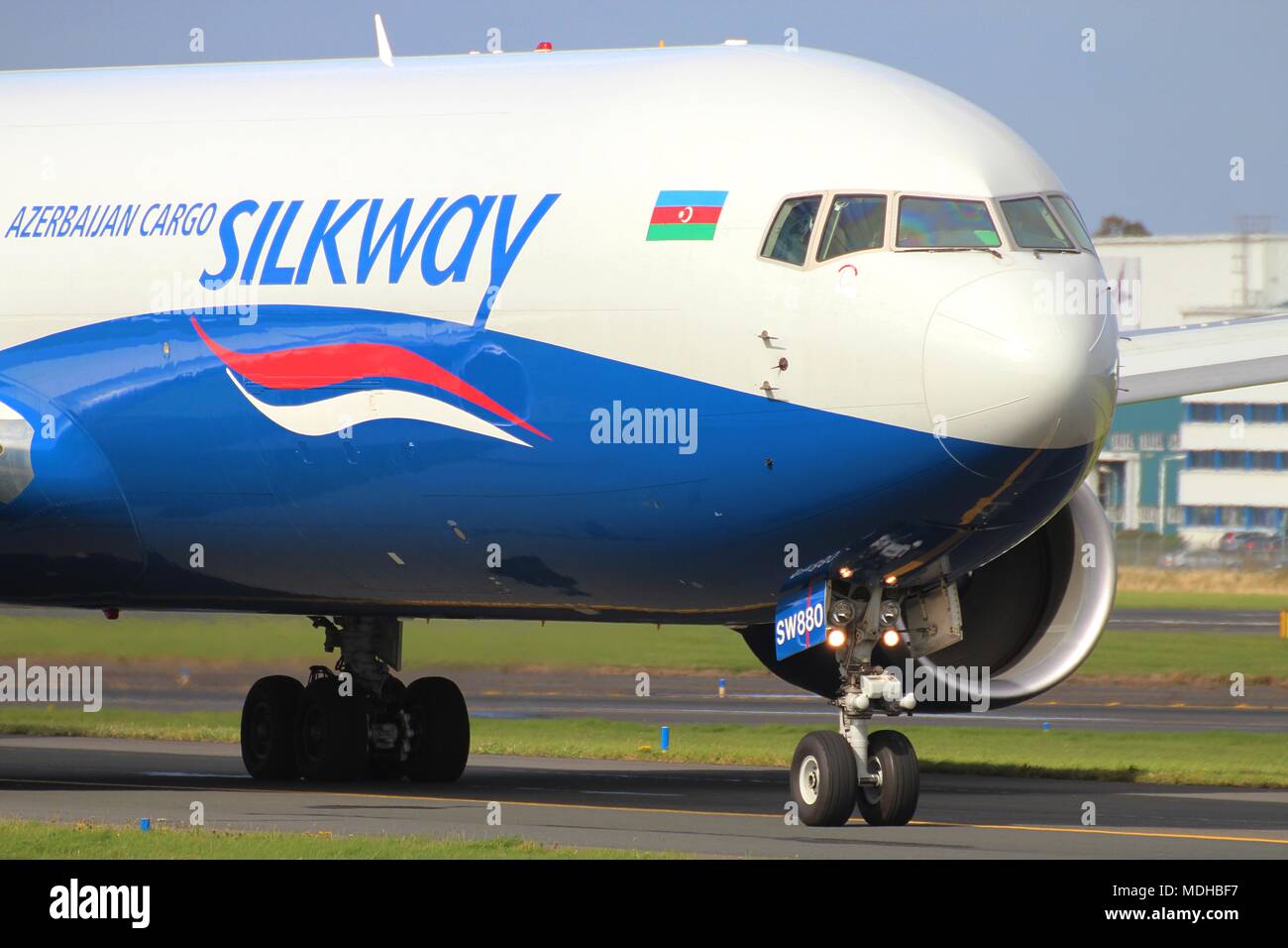 3K-SW880, un Boeing 767-32LF azionato da Silkway West Airlines, a Prestwick International Airport in Ayrshire, in Scozia. Foto Stock