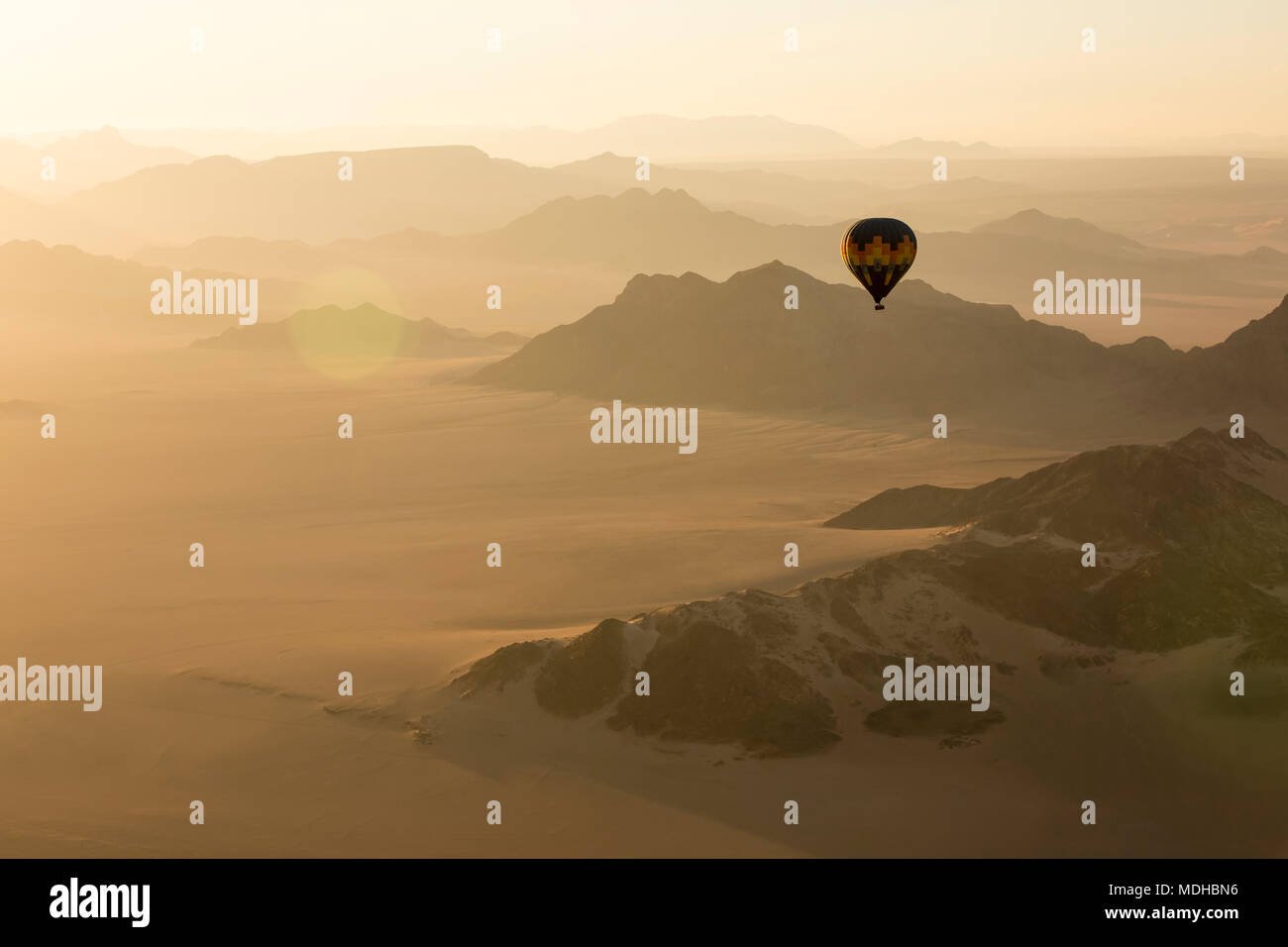 Giro in mongolfiera sulle dune di sabbia nel deserto del Namib presso sunrise; Sossusvlei, Regione di Hardap, Namibia Foto Stock
