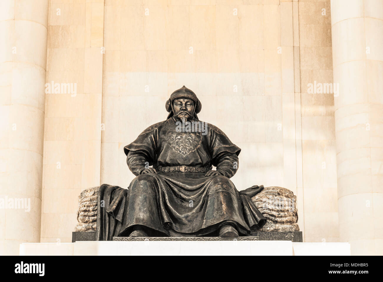 Chinggis Khan statua a Sukhbaatar Square; Ulaanbaatar, Ulaanbaatar, in Mongolia Foto Stock