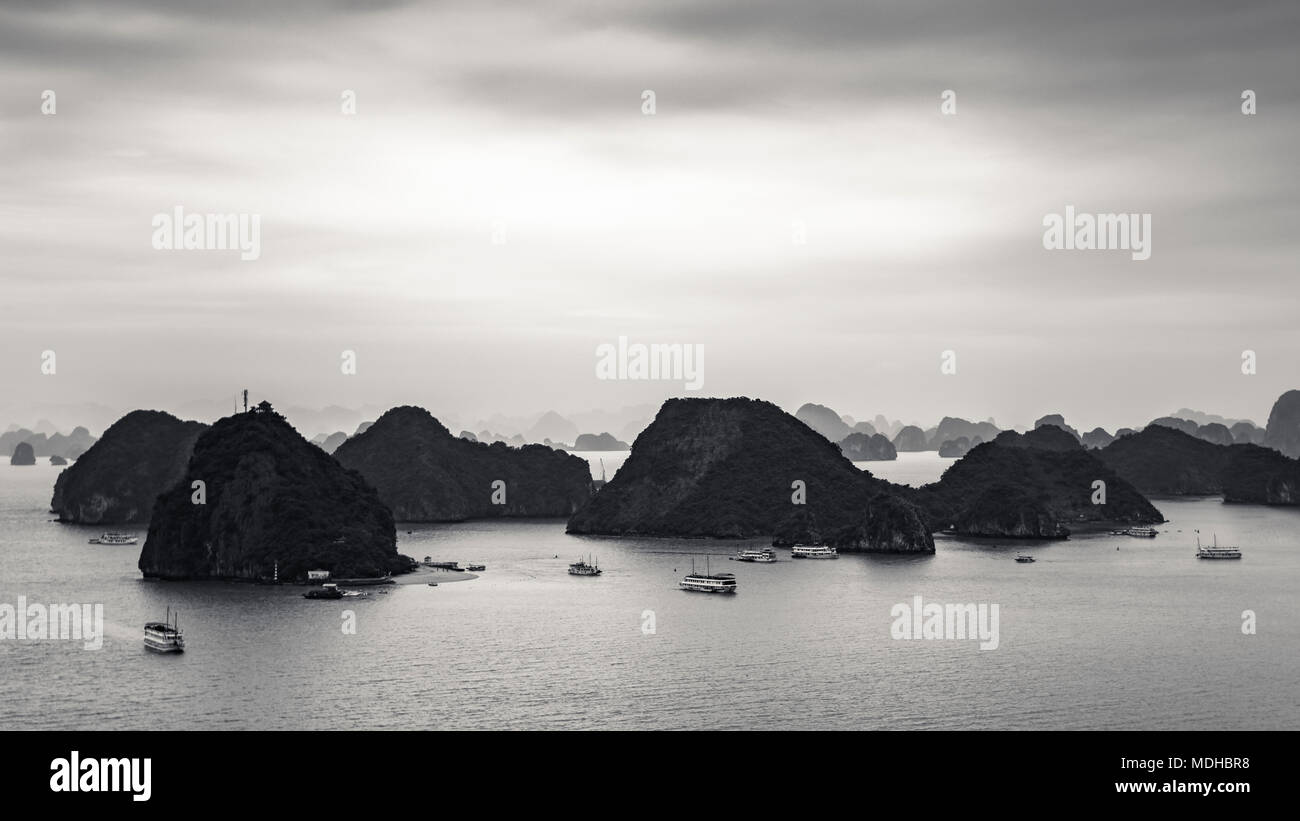 Pietre calcaree carsiche e di imbarcazioni nella Baia di Ha Long; Thanh pho Ha Long, Quang Ninh, Vietnam Foto Stock