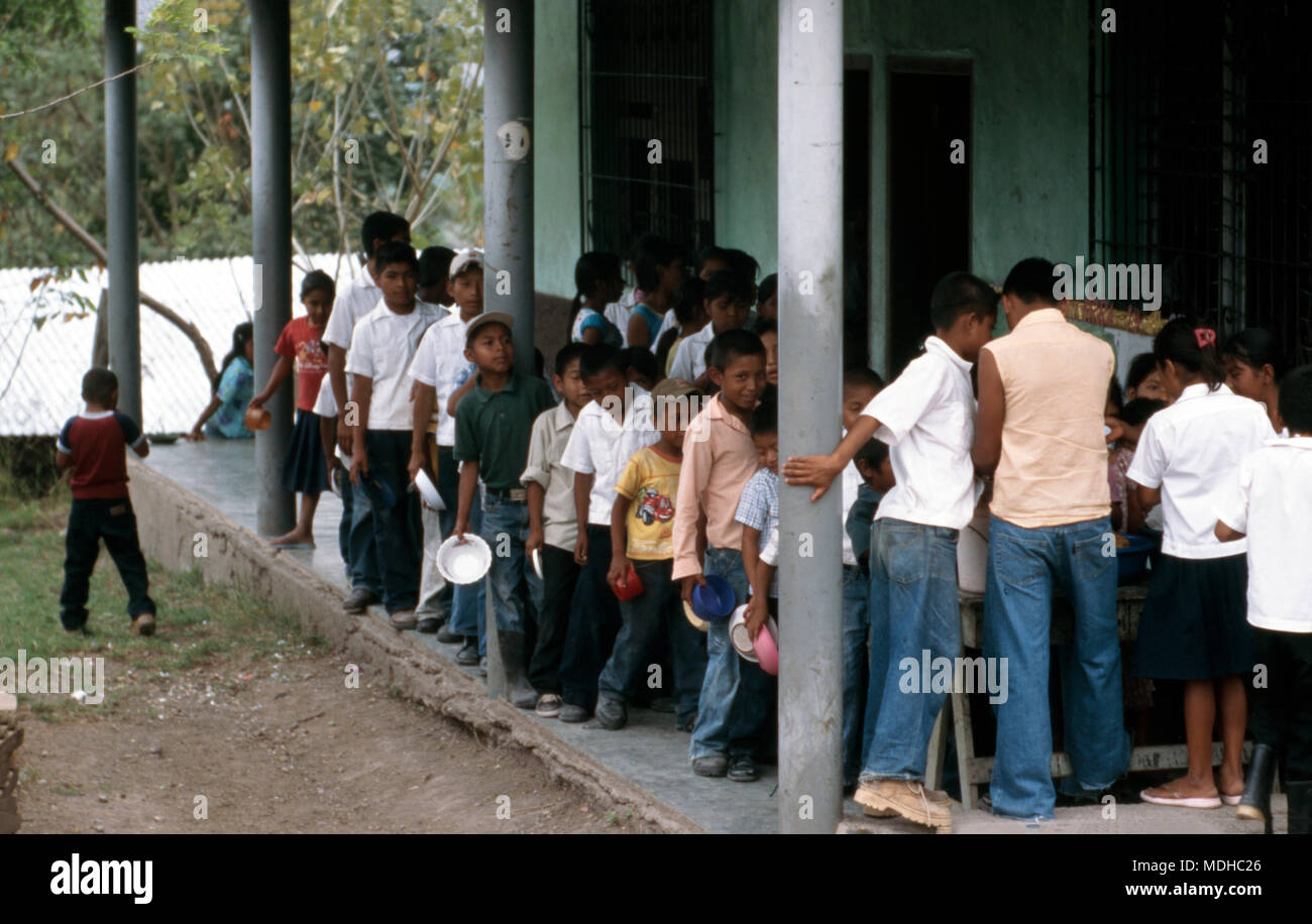 Indigeni Maya chortí scuola i bambini sono alimentati il pranzo presso la loro scuola a La Pintada, western Honduras. Foto Stock