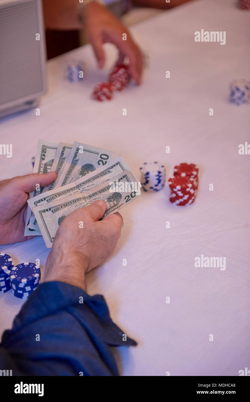 I membri della famiglia amichevole a giocare il gioco del poker Foto Stock