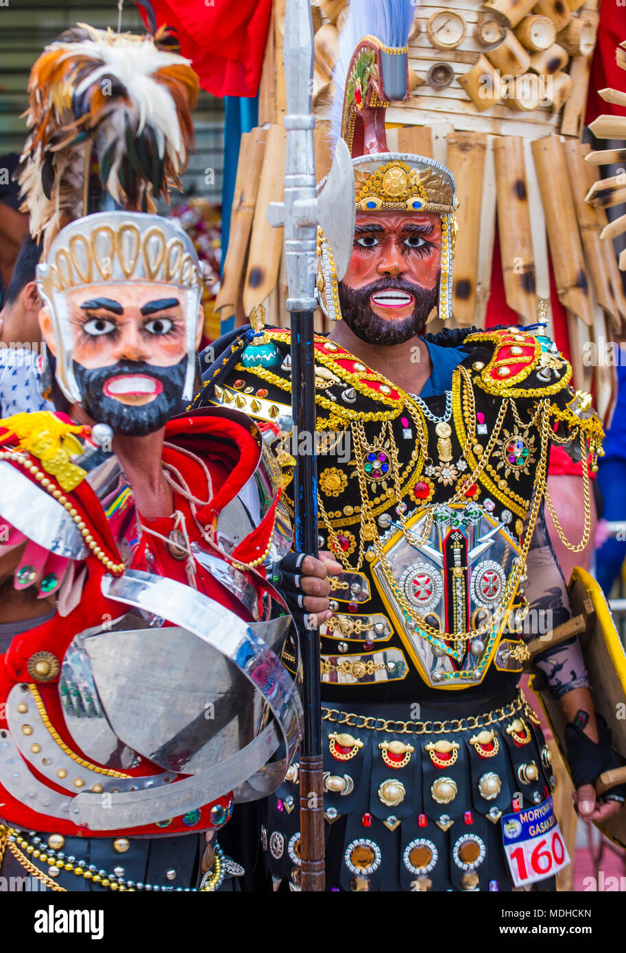 Partecipanti al festival di Moriones nell'isola di Marinduque BOAC nelle Filippine. Foto Stock