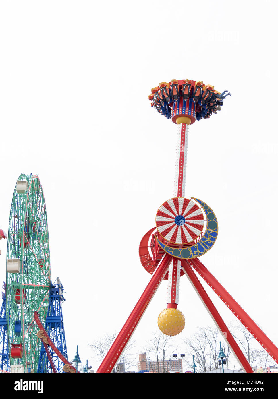 Coney Island Luna Park situato in Brooklyn New York sotto coperto di un bianco luminoso cielo, il brivido della corsa in moto con gambe penzolanti. Foto Stock