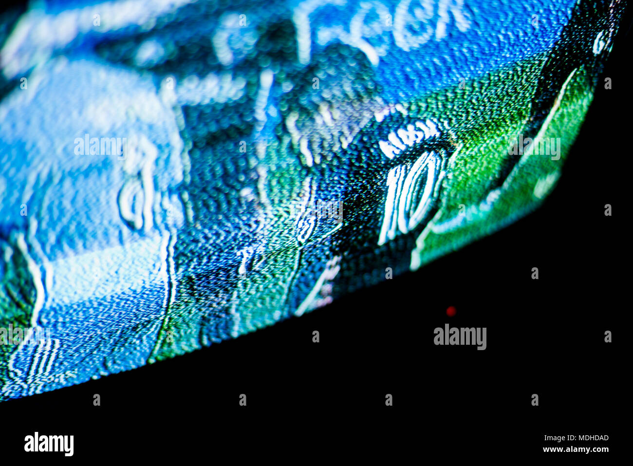 Schermo TV con segnale debole durante la trasmissione di una partita di calcio. Spia rossa accesa nelle tenebre. La ricezione di programmi televisivi dei problemi. Foto Stock