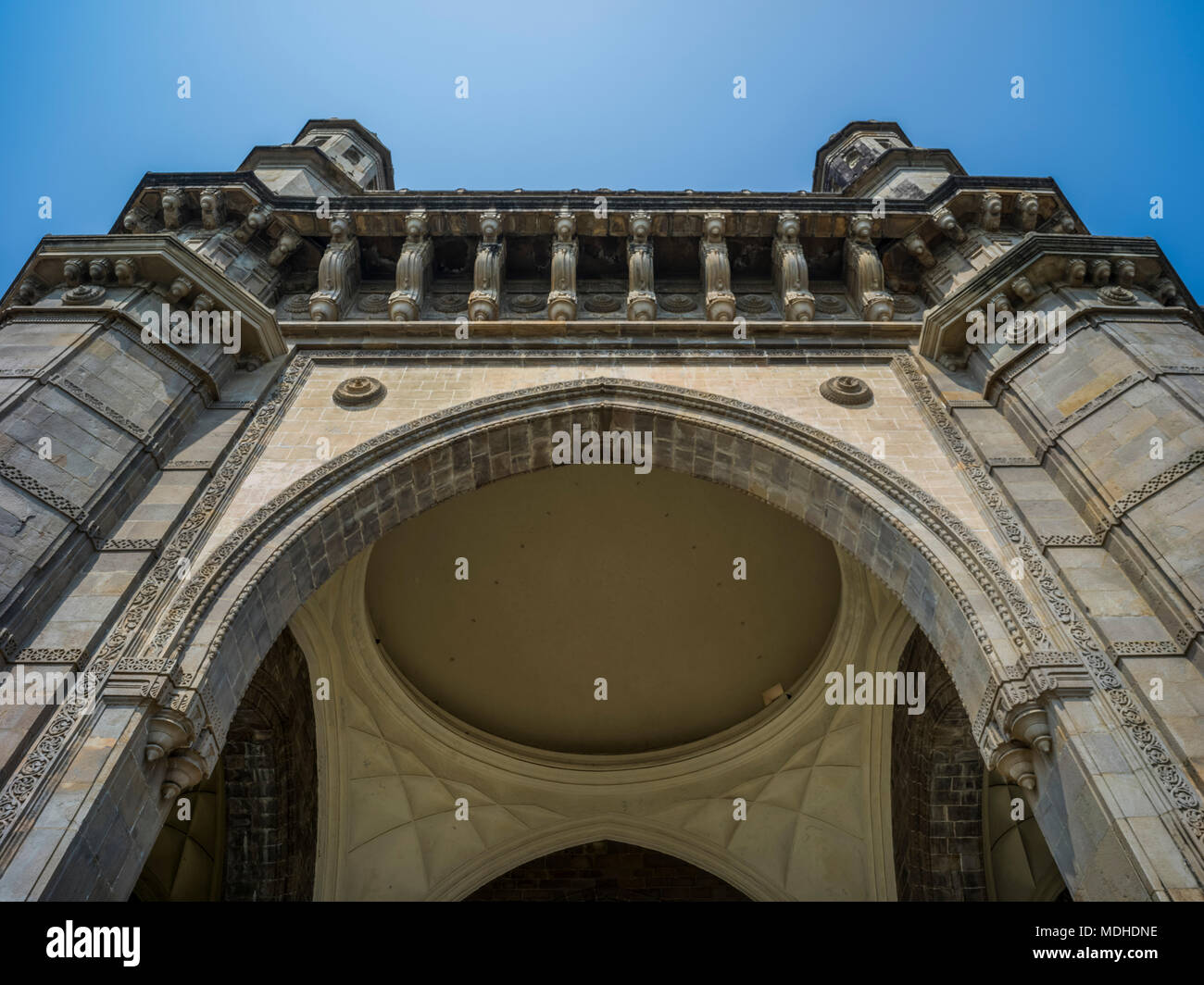 Gateway per l'India, considerato come un "simbolico monumento" che rappresenta la città di Mumbai; Mumbai, Maharashtra, India Foto Stock