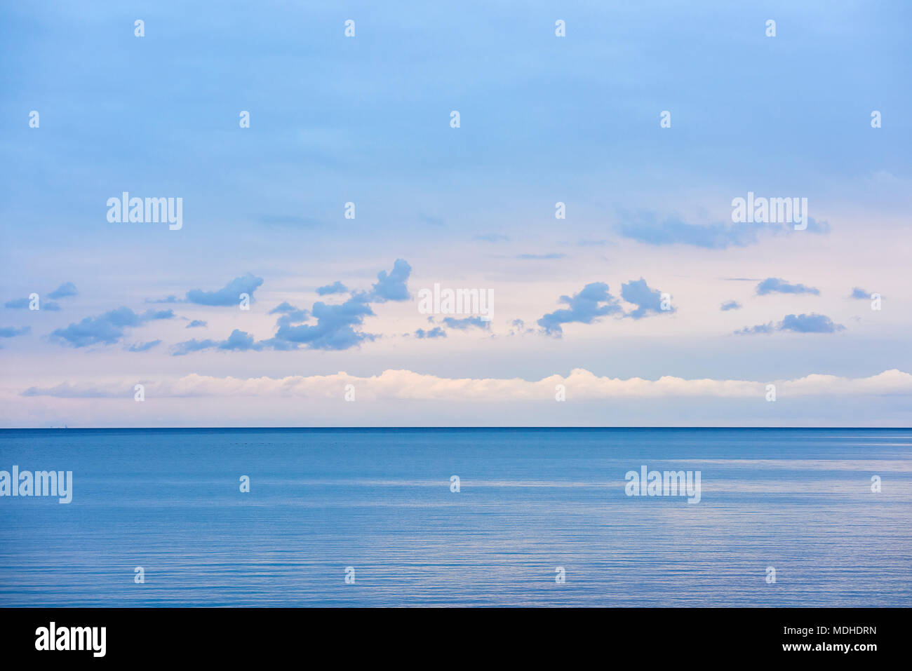 Il lago Ontario al magic ora, un paesaggio marino con le nuvole Ontario, Canada Foto Stock