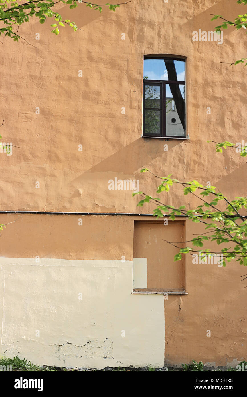 La parete del vecchio apartment house Foto Stock
