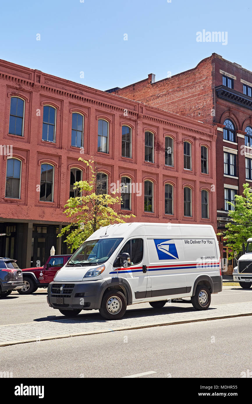 Nuova moderna U.S. Il servizio postale consegna van o mail carrello parcheggiato su una strada di città che effettua consegne in centro di Montgomery in Alabama, Stati Uniti d'America. Foto Stock
