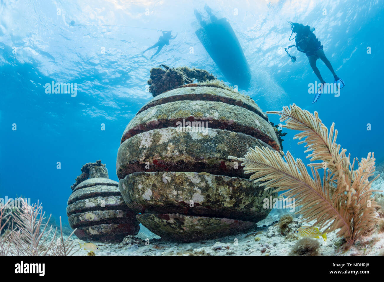 Isla Mujeres, Messico, 18 Aprile 2018 - due sculture di bomba sotto una barca nel museo subacqueo, MUSA. Foto Stock