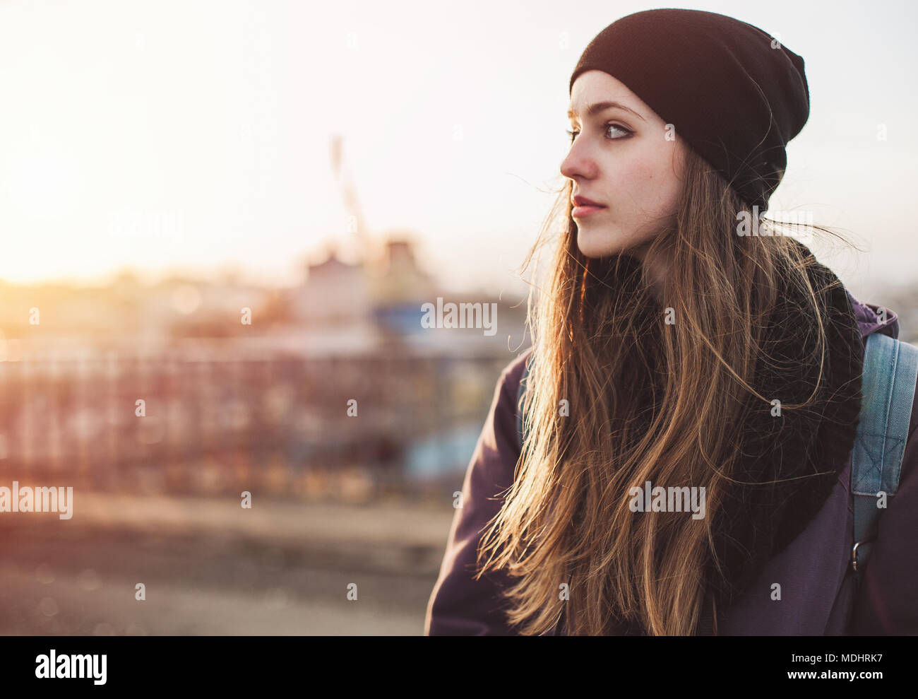Ritratto di un ragionato hipster ragazza al tramonto Foto Stock