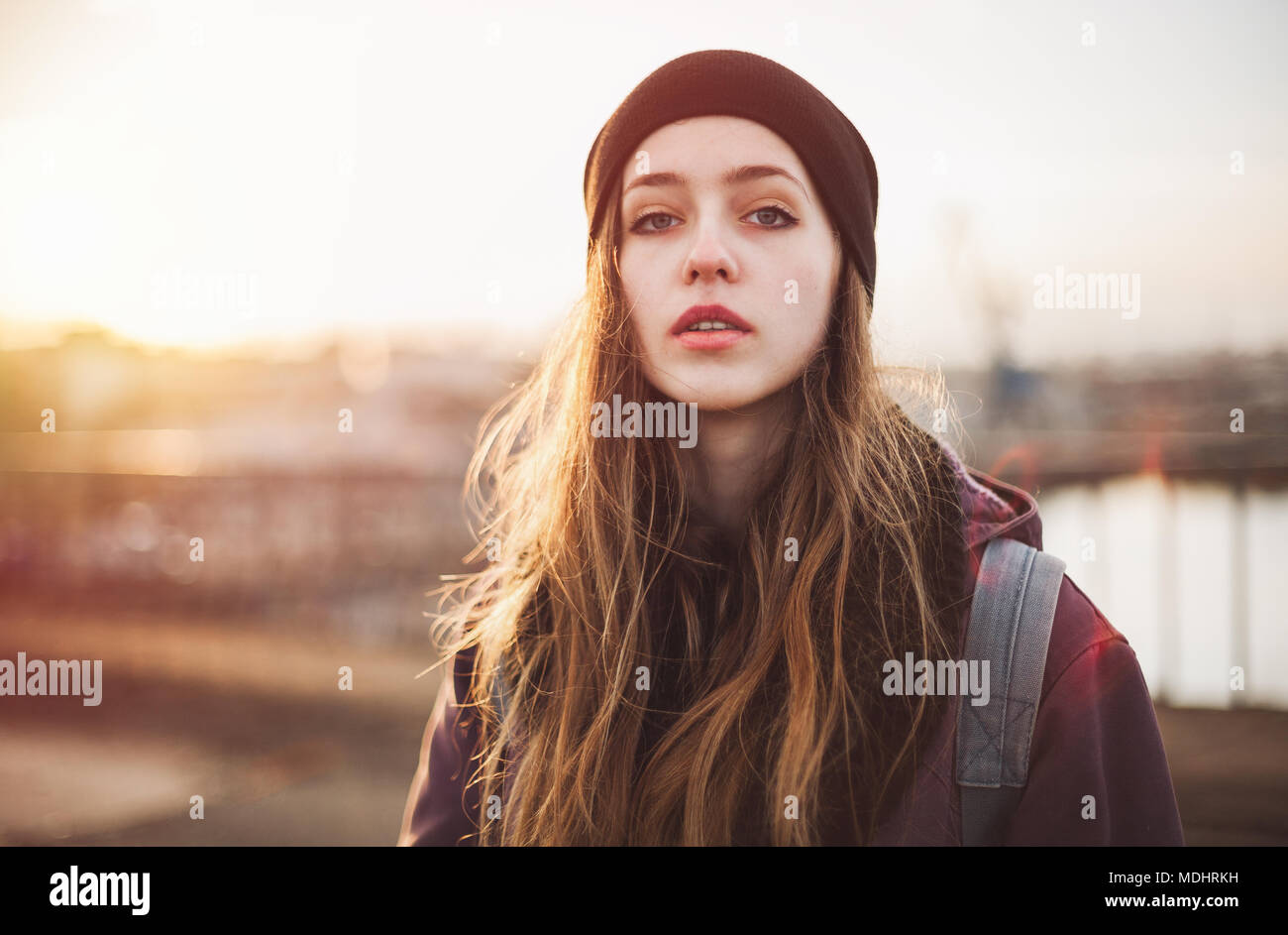 Ritratto di una ragazza hipster al tramonto Foto Stock