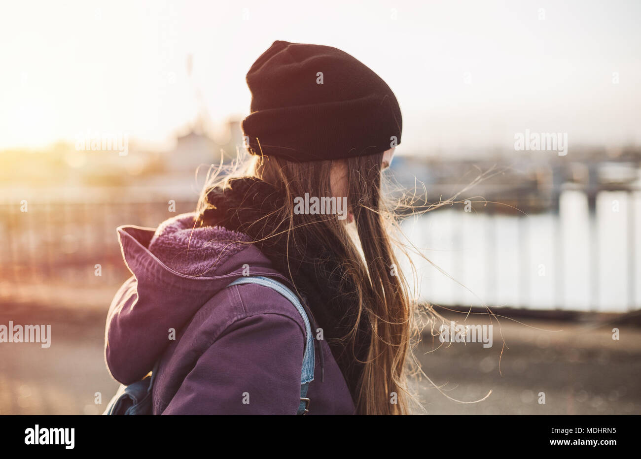 Hipster ragazza camminare sul ponte al tramonto Foto Stock