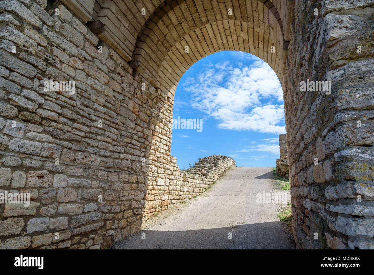 Antica porta di pietra del tunnel. Foto Stock