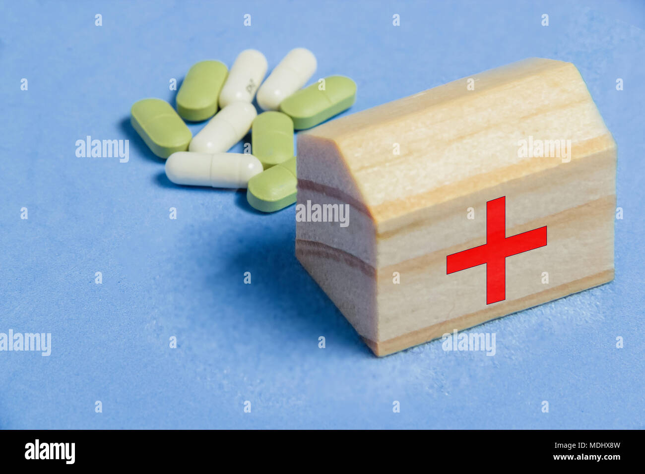 Assortimento di pillole, compresse e capsule su tavolo blu. Medicina ambulanza concetto creativo. Foto Stock
