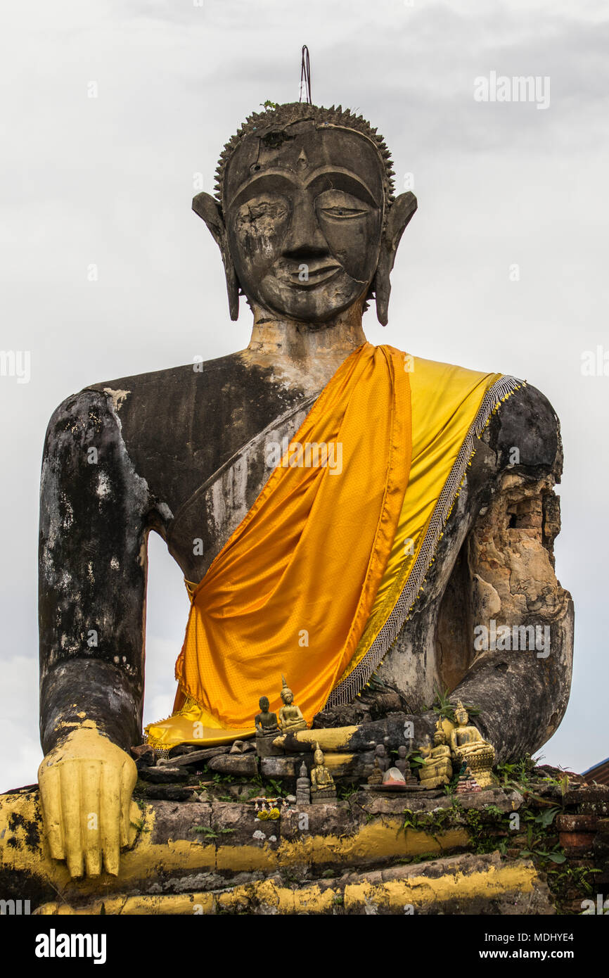 Statua del Buddha nelle rovine di Wat Piawat tempio distrutto in Indocina guerra; Muang Khoun, Xiangkhouang, Laos Foto Stock