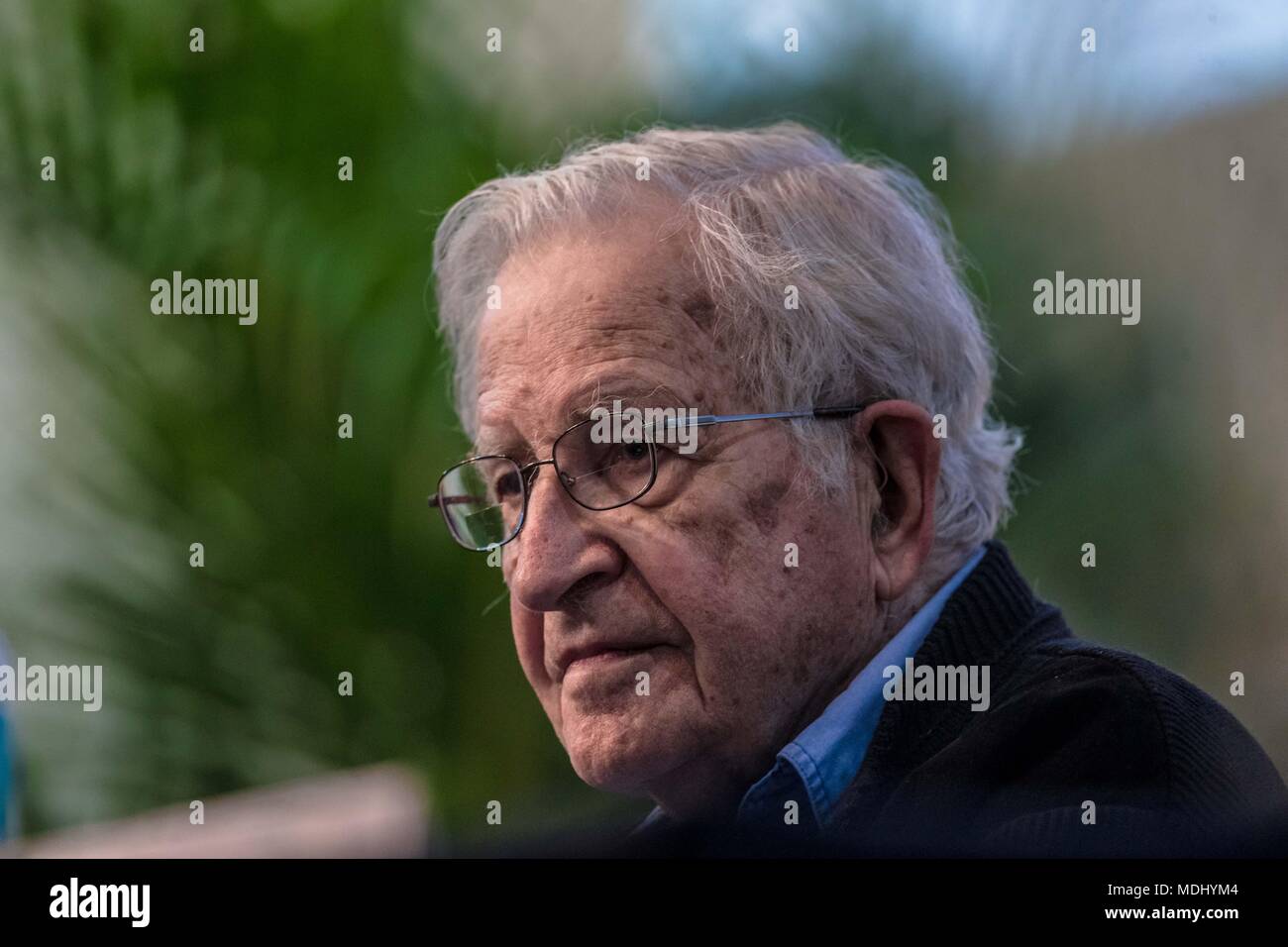 Noam Chomsky, ofrecio la conferencia titulada Gangter capitalismo y resistencias transfronterizas, organizada por el Colegio Sonora en el centro de la Foto Stock