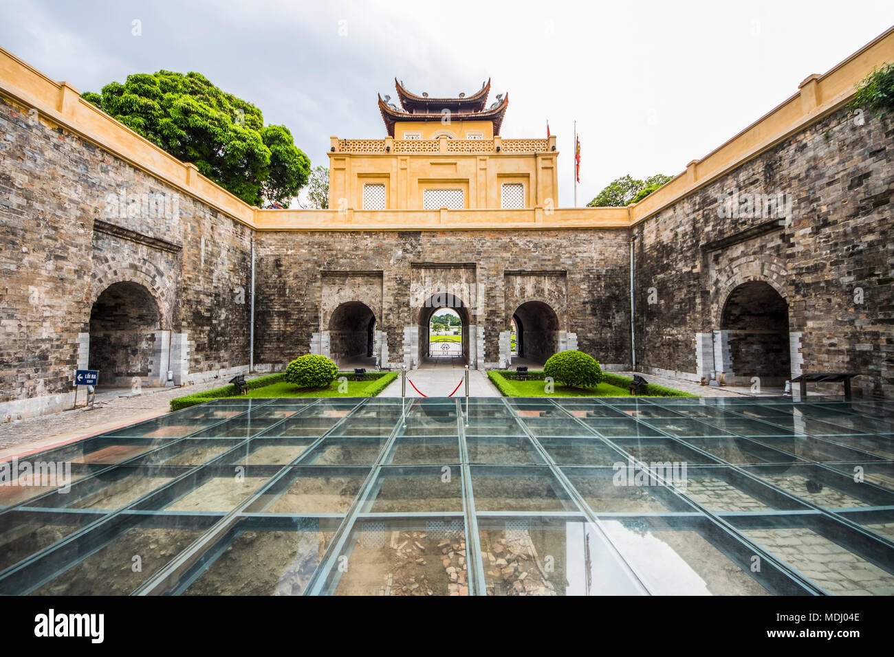 Doan Mon, il cancello principale per il sontuoso complesso di più tardi le imperatori nel settore centrale della cittadella imperiale di Thang Long, Hanoi, Vietnam Foto Stock