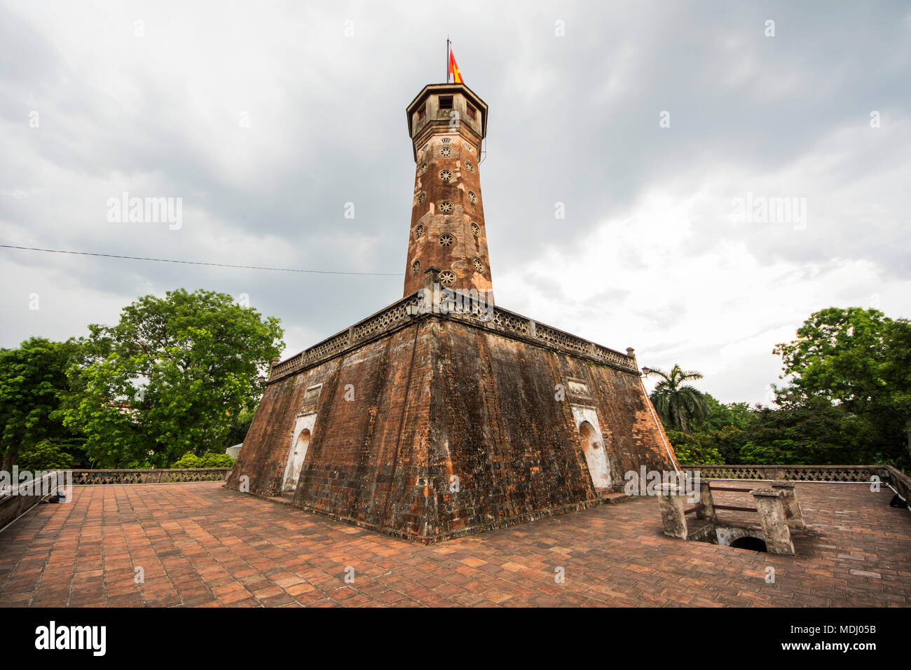 Hanoi Torre di bandiera dalla cittadella imperiale di Thang Long; Hanoi, Hanoi, Vietnam Foto Stock