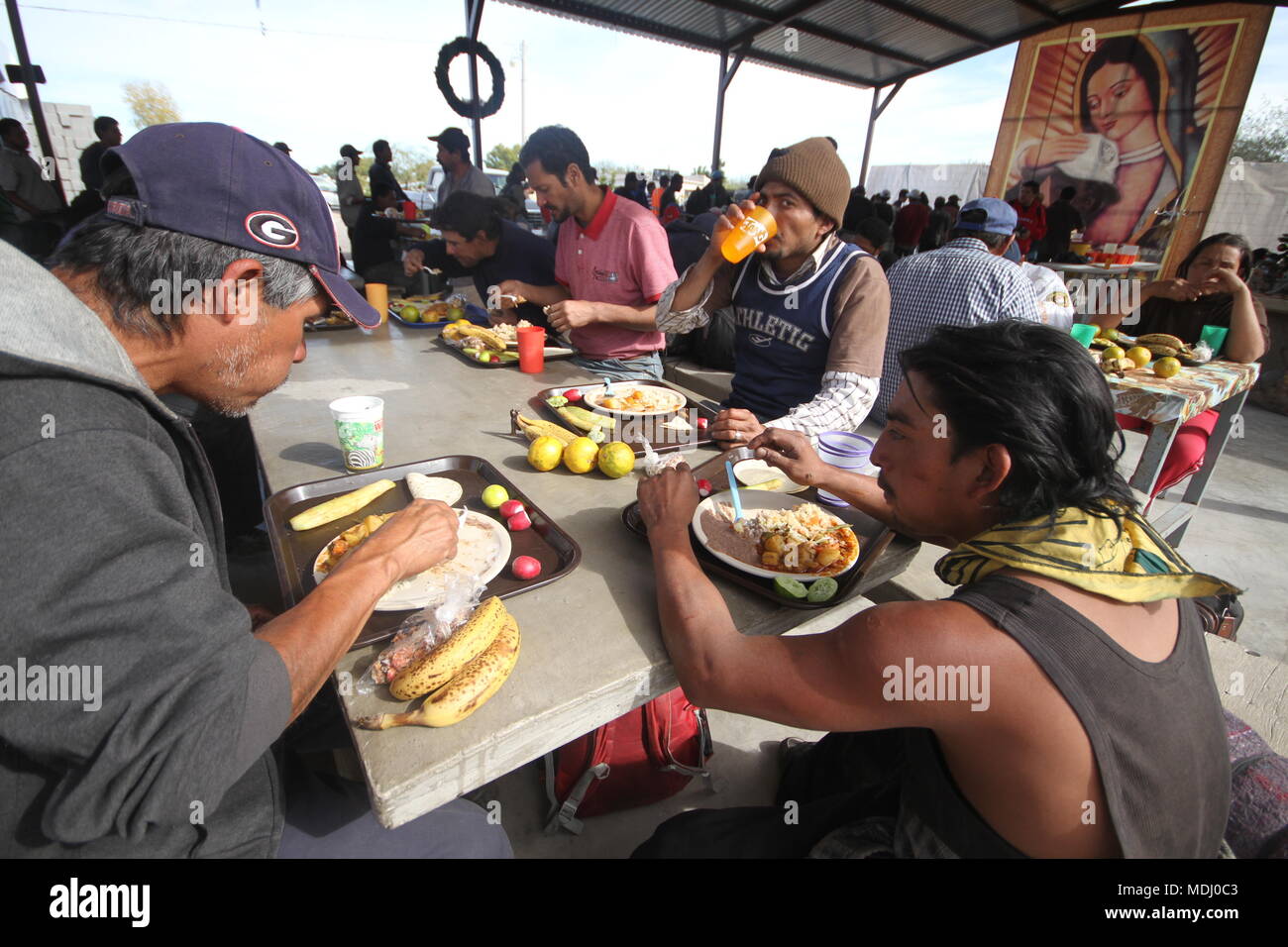 Migrantes Hondureños duranti su paso por Hermosillo con rumbo al Norte se reúnen en onu comedor un punto de medio día. .Personale /nortephoto.com,CREDITO Foto Stock