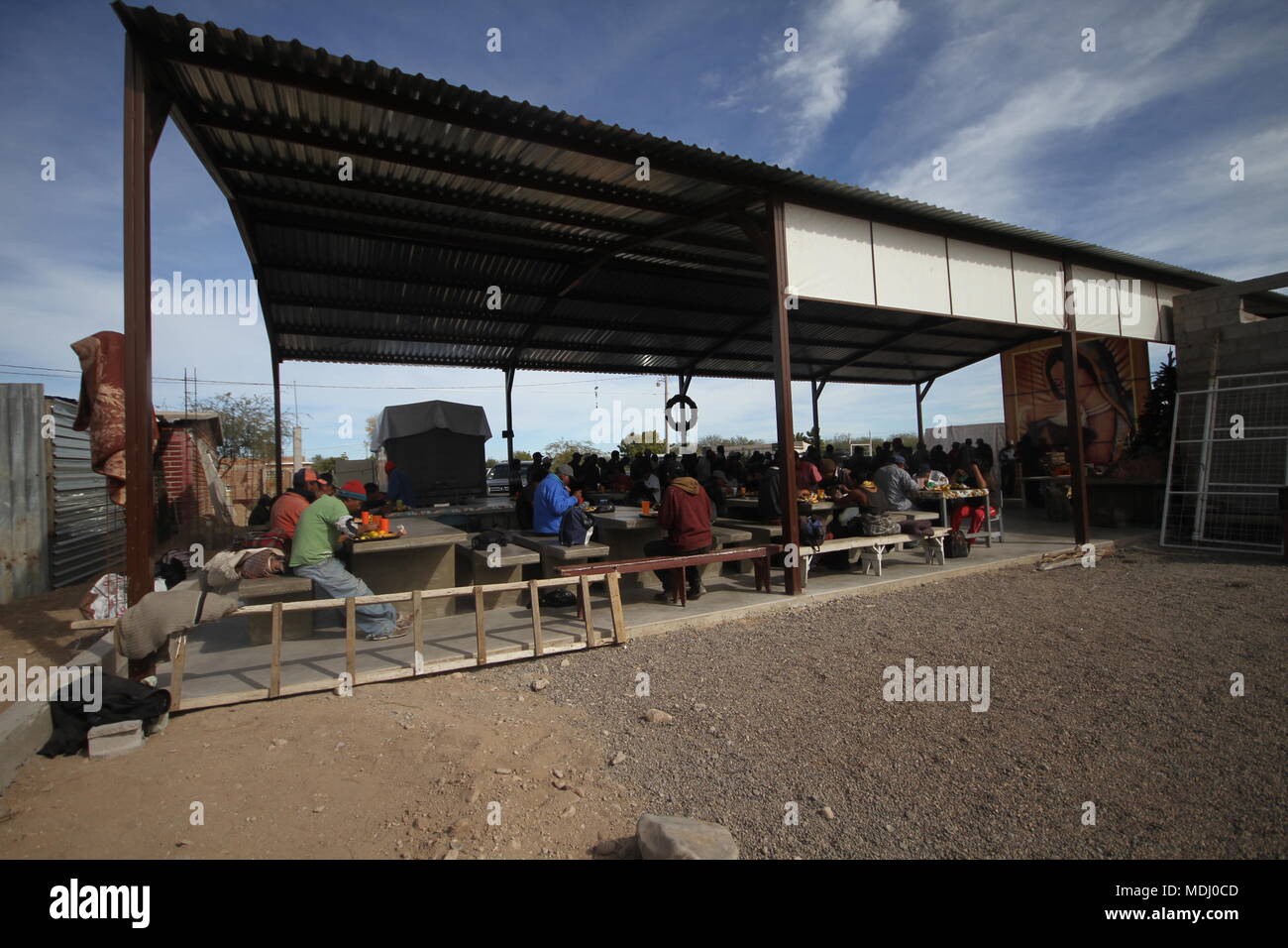 Migrantes Hondureños duranti su paso por Hermosillo con rumbo al Norte se reúnen en onu comedor un punto de medio día. .Personale /nortephoto.com,CREDITO Foto Stock