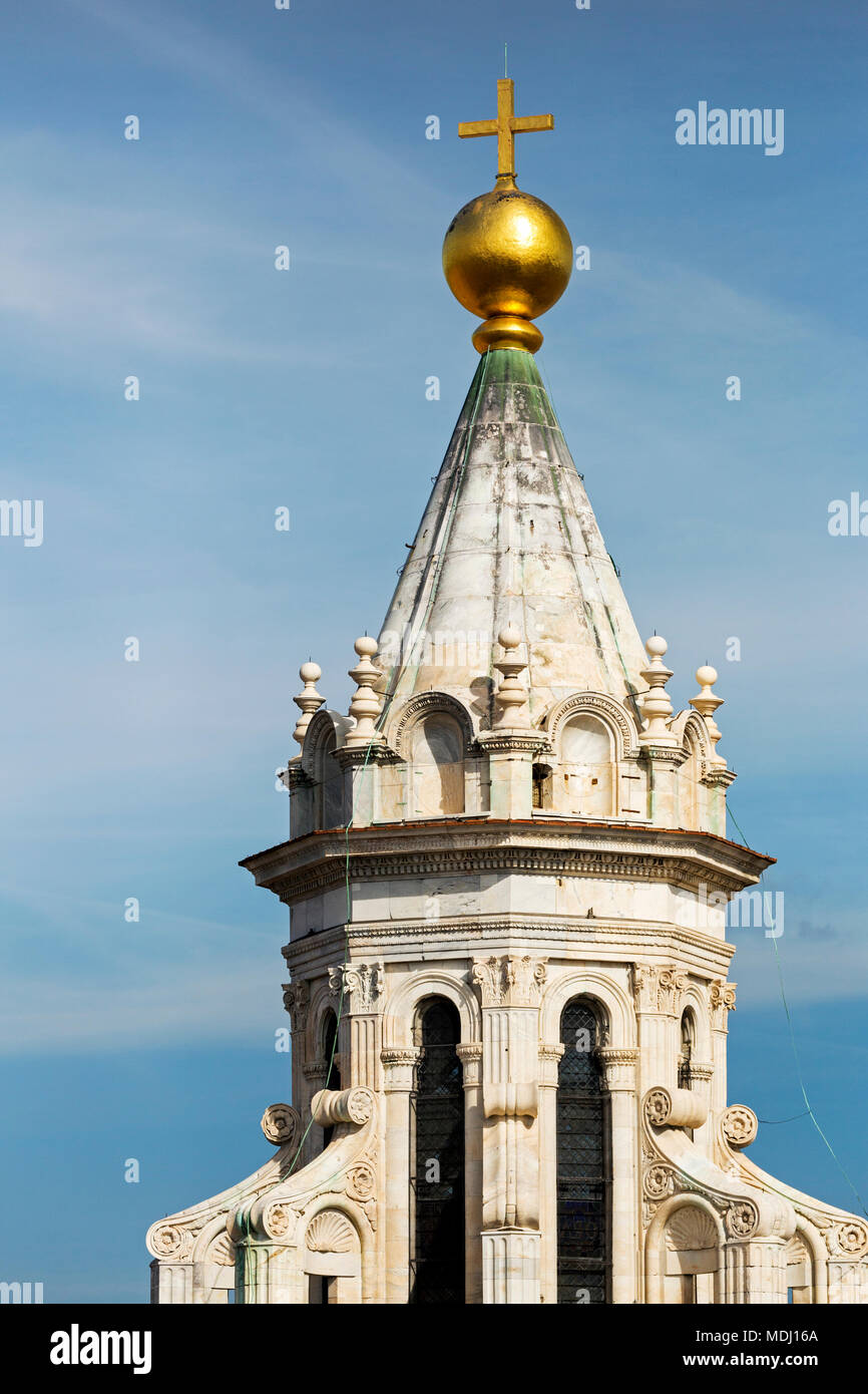 In prossimità della parte superiore del Duomo di Firenze cupola con lanterna,  globo oro e croce contro un cielo blu; Firenze, Toscana, Italia Foto stock  - Alamy