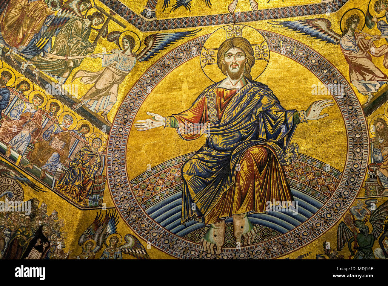 Close-up d'oro del mosaico di Cristo e figure dipinte nel Duomo di Firenze cupola; Firenze, Toscana, Italia Foto Stock