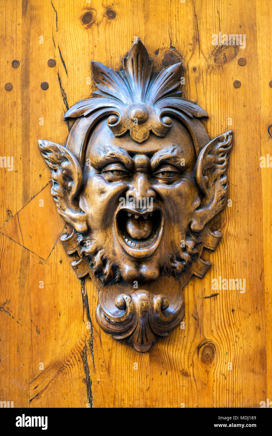 Close-up della faccia di metallo sulla porta di legno Foto Stock