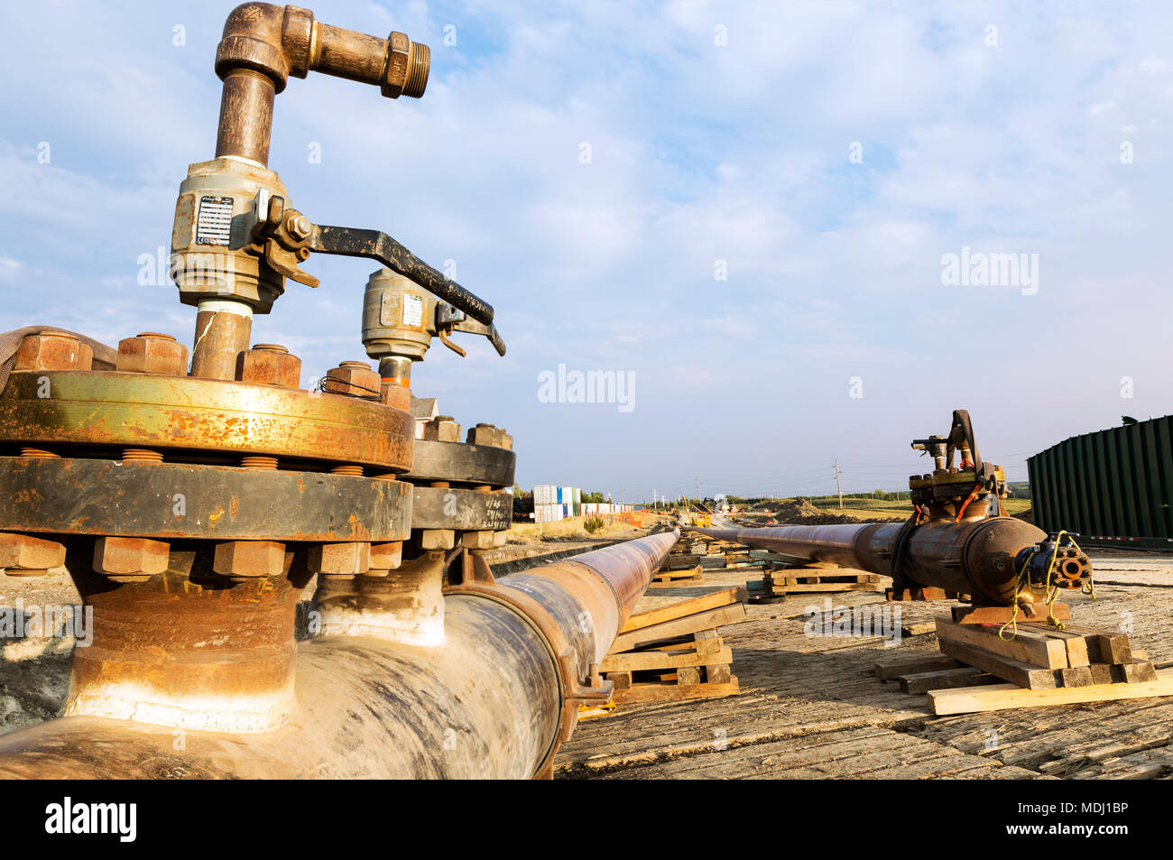 Close-up del valore della pipeline con doppia pipeline in background; Calgary, Alberta, Canada Foto Stock