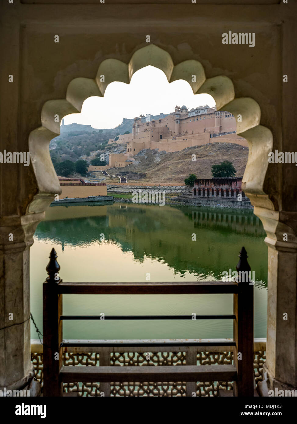 Lago Maota nella parte anteriore del Forte Amer osservata attraverso un festone archway; Jaipur, Rajasthan, India Foto Stock