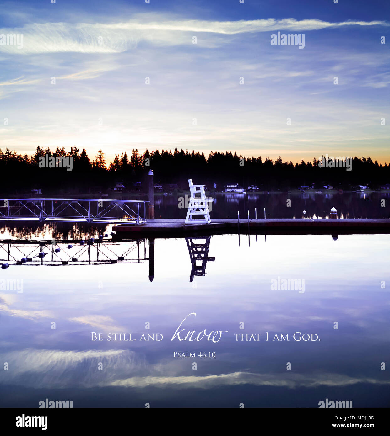 Scrittura dal Salmo 46:10 su un tranquillo lago con una dock al tramonto; Whidby Island, Washington, Stati Uniti d'America Foto Stock