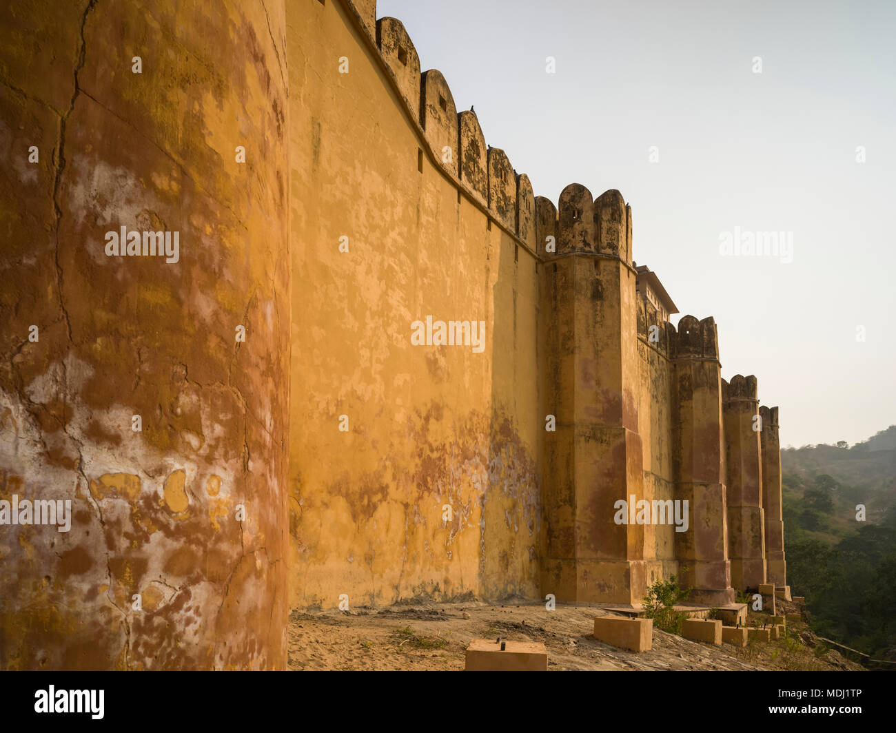 Close-up della parete spiovente di Forte Amer; Jaipur, Rajasthan, India Foto Stock