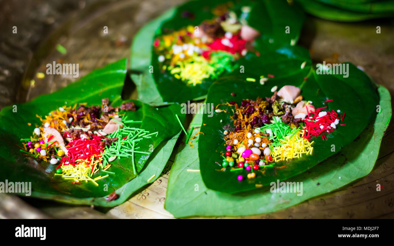 Banarasi pan, betel dado guarnita con tutti banarasi indiano ingredienti per la vendita Foto Stock