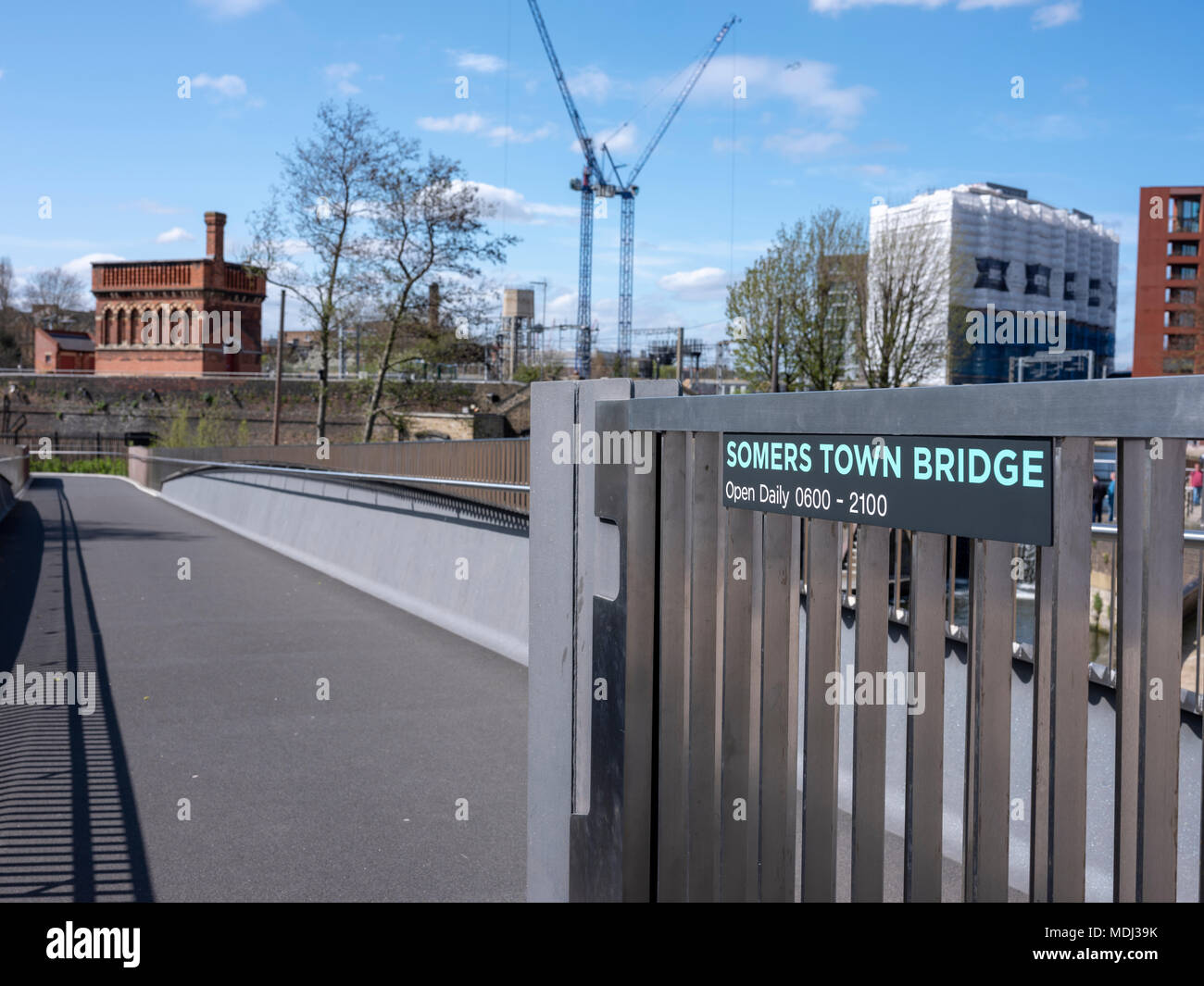 Somers Town ponte attraverso il Regents Canal a Camley Street links Il Kings Cross di risanamento con Somers Town nelle vicinanze del euston a Londra, aperto 2017 Foto Stock