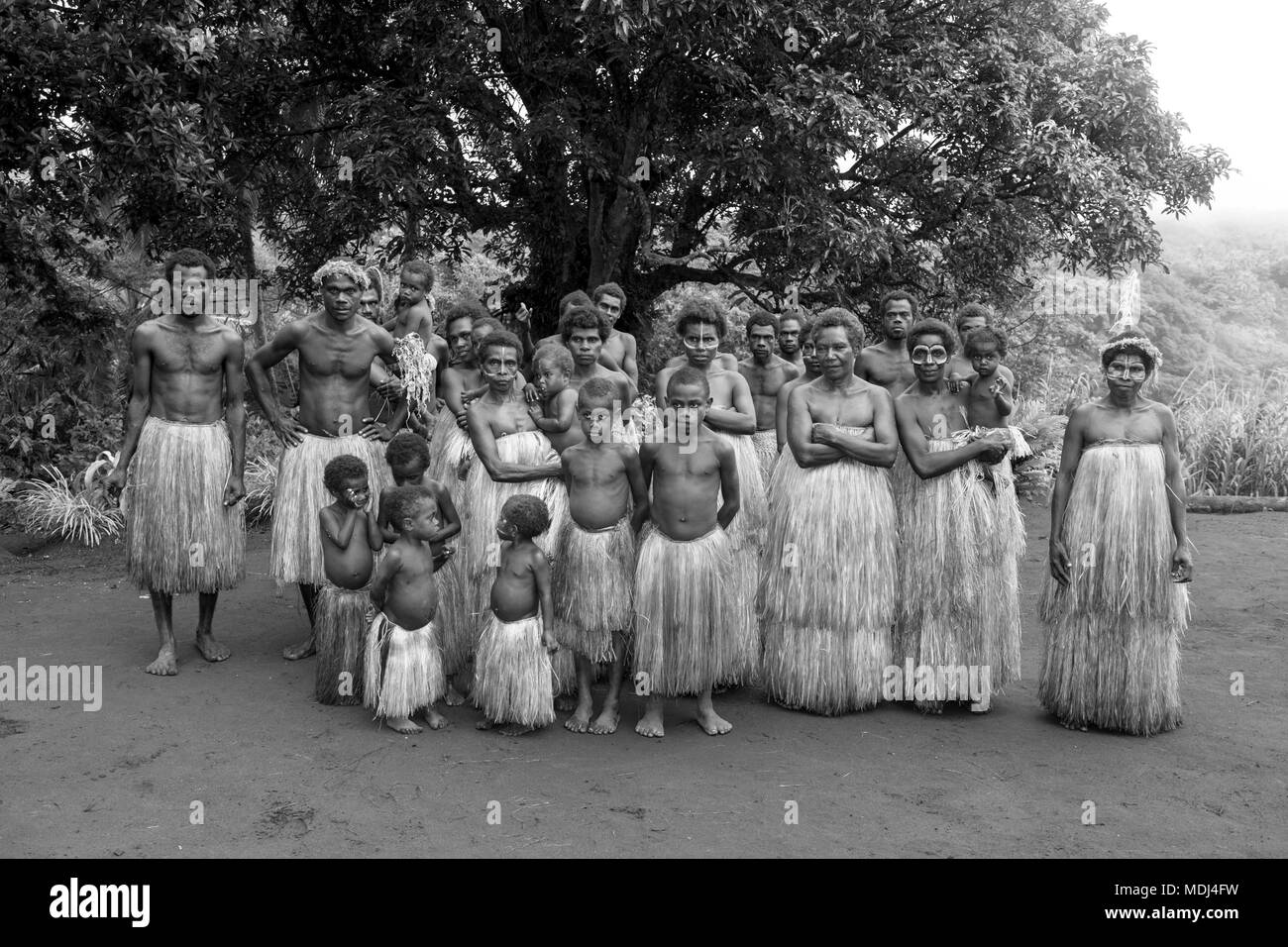 Tanna, Repubblica di Vanuatu, luglio 12, 2014: foto di gruppo di persone indigene dopo la tradizionale danza personalizzate Foto Stock