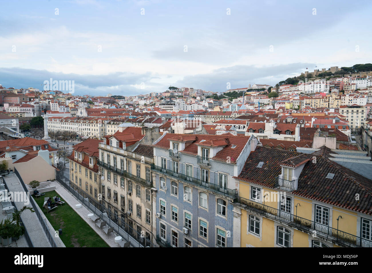 Città panoramica strada dall'ascensore de Santa Justa a Lisbona, Portogallo Foto Stock