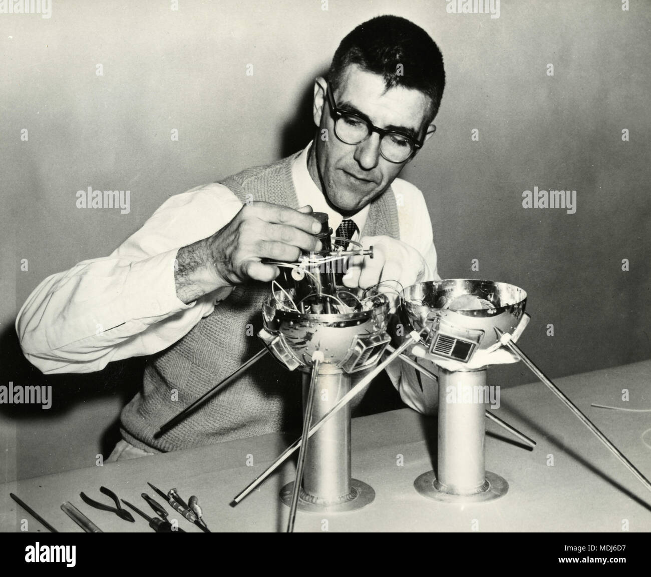 Scienziato costruzione di satelliti artificiali, Stati Uniti d'America degli anni cinquanta Foto Stock