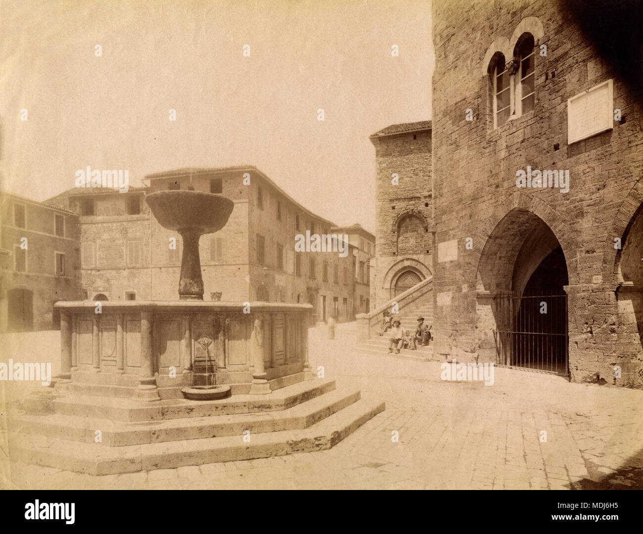 Fontana e piazza nazionale, Bevagna, Italia 1870 Foto Stock