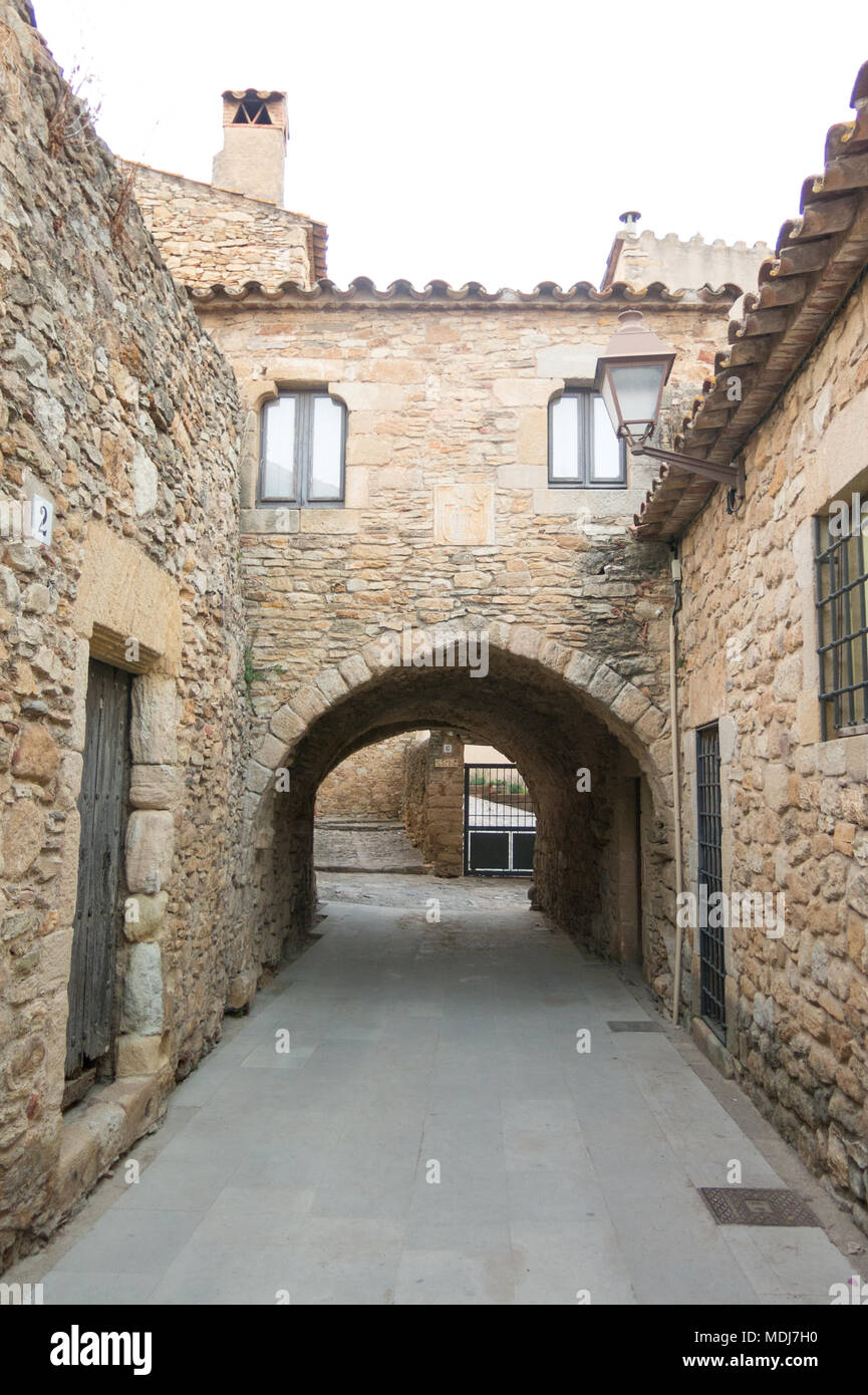 Il pittoresco villaggio di Peratallada nel cuore della Costa Brava. Baix Empordà, Catalogna, Spagna. Foto Stock