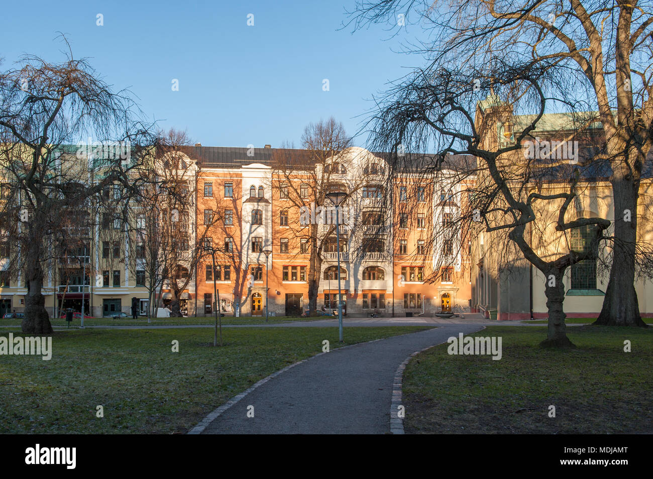 Il bel art nouveau facciate di Knäppingsborgsgatan svoltosi a Norrköping in inverno la luce. Norrkoping è una storica città industriale in Svezia Foto Stock