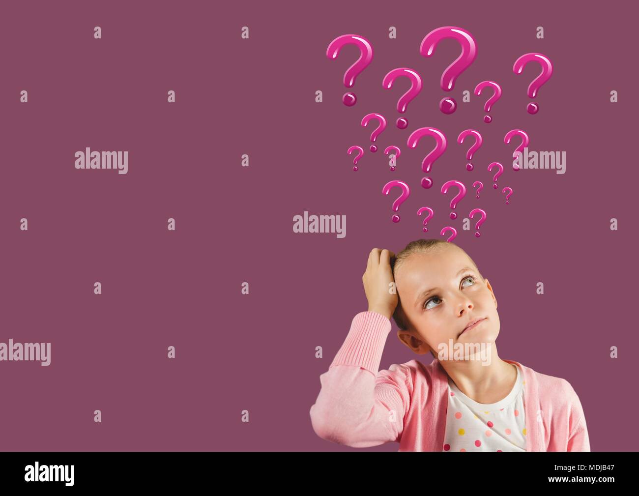 Donna con rosa dei punti interrogativi che emergono dalla testa Foto Stock