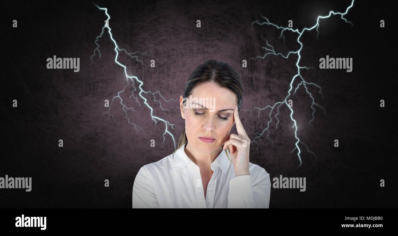 Lightning Lightning 0010fulmini e ha sottolineato la donna con mal di testa tenendo la testa Foto Stock