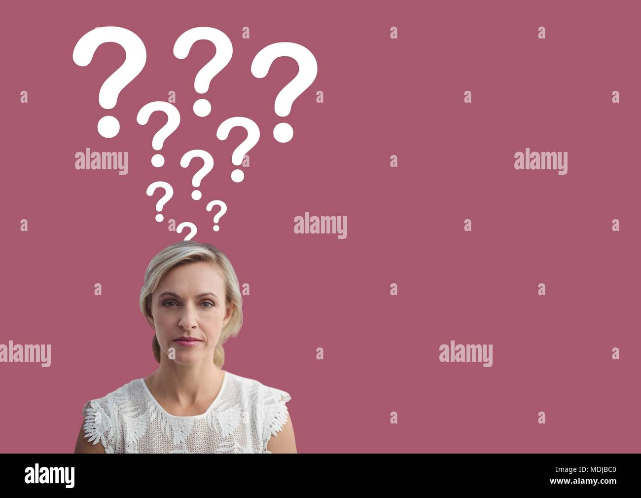 Donna con punti interrogativi che emergono dalla testa Foto Stock