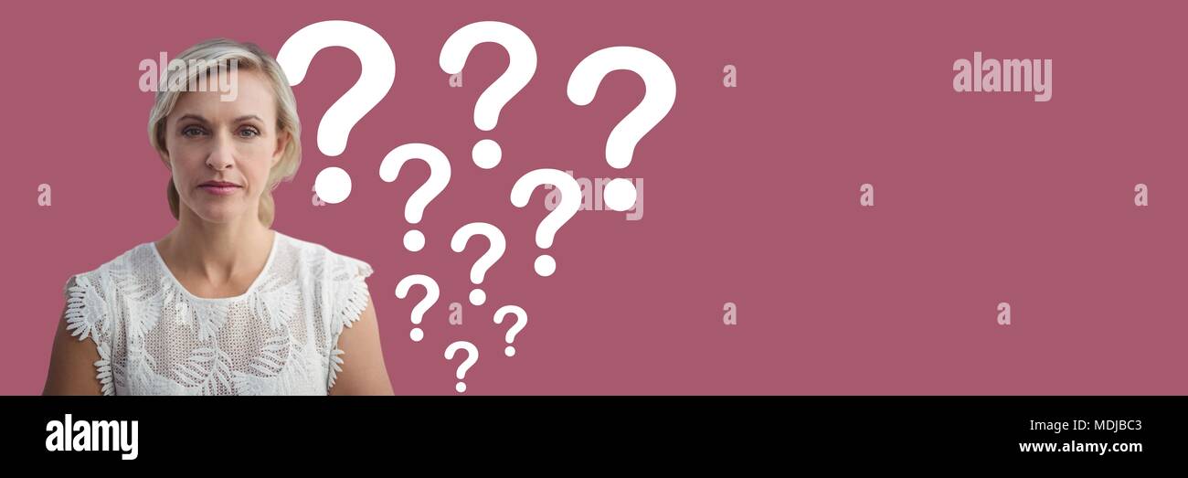 Donna con punti interrogativi che emergono dalla testa Foto Stock