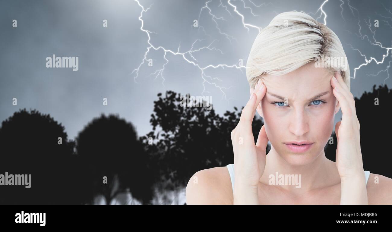 Fulmini e ha sottolineato la donna con mal di testa tenendo la testa Foto Stock