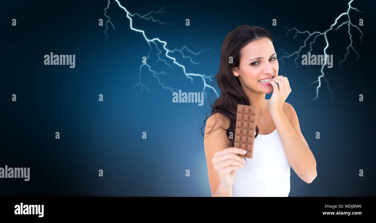 I fulmini e la paura ha paura della donna con la dieta del cioccolato Foto Stock